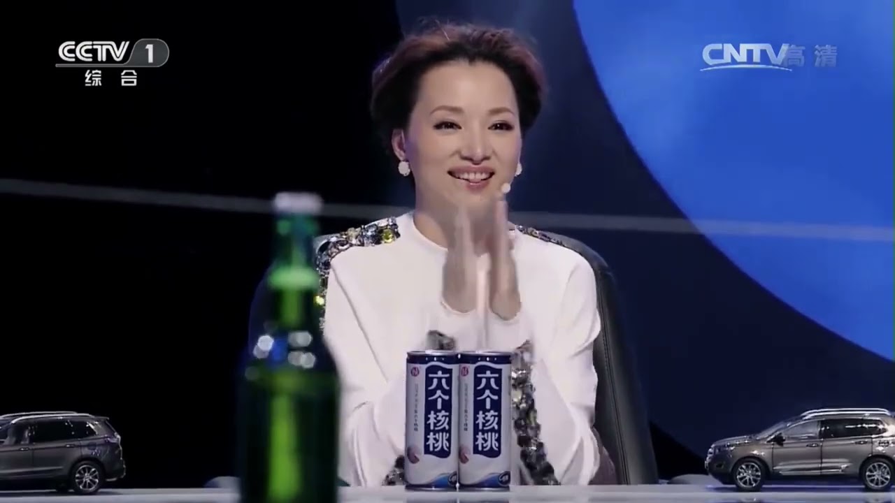 叉车女司机挑战高难度操作 控制叉车在钢丝上挂啤酒瓶 太刺激了！结局是我没想到的！| 挑战不可能 Impossible Challenge