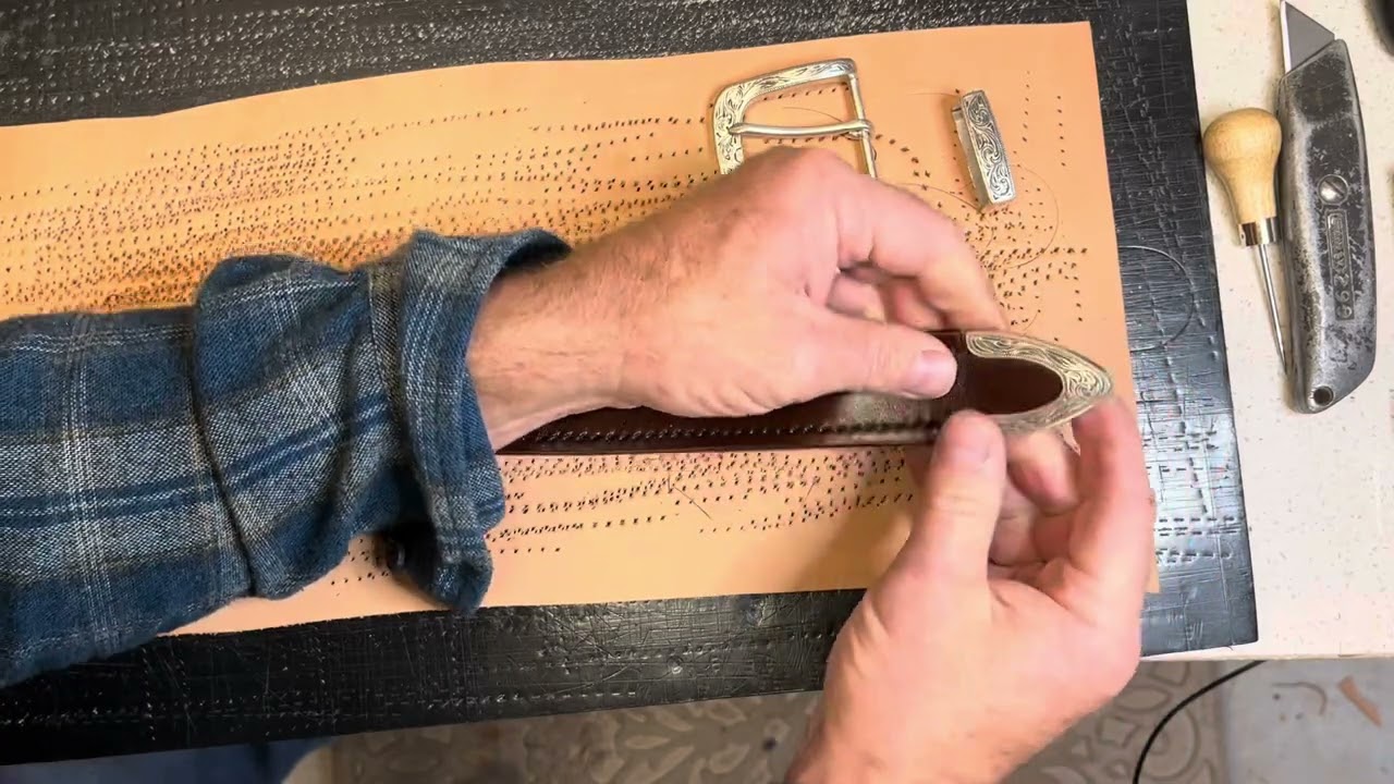How to install a Laramie Buckle Set @InMyBusyLittleShop  #tandyleather