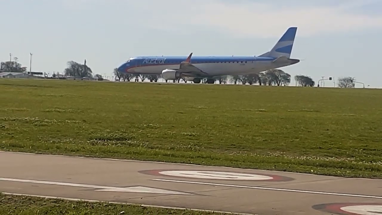Aterrizaje de Boeing 737 800 AA y despegue Embraer 190 LV-CHR Austral pista 31