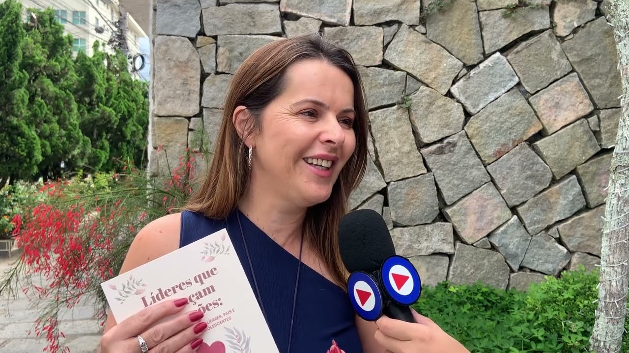 Professora de Teresópolis lança livro sobre acolhimento e formação de adolescentes