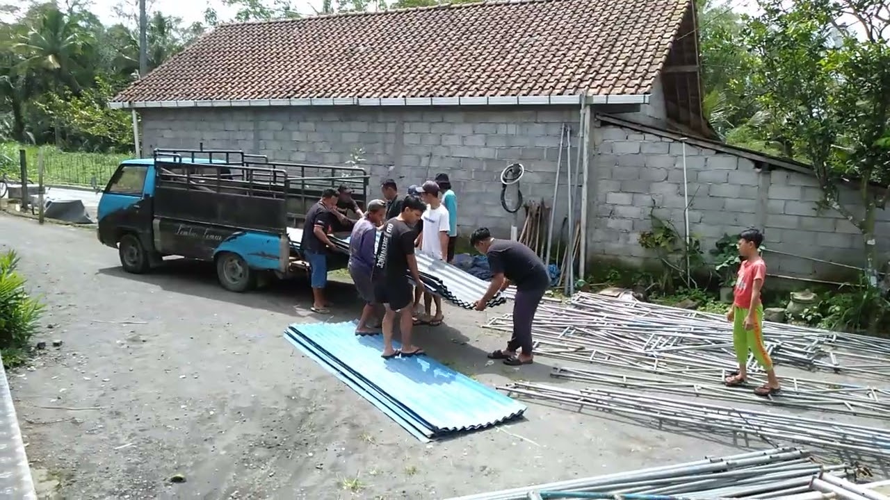 bongkar muatan tratak/tenda hajatan pernikahan