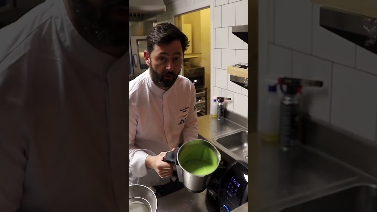 Свежий горошек в зеленом соусе со спагетти и морскими гребешками от шеф-повара ресторана JRE Ману...