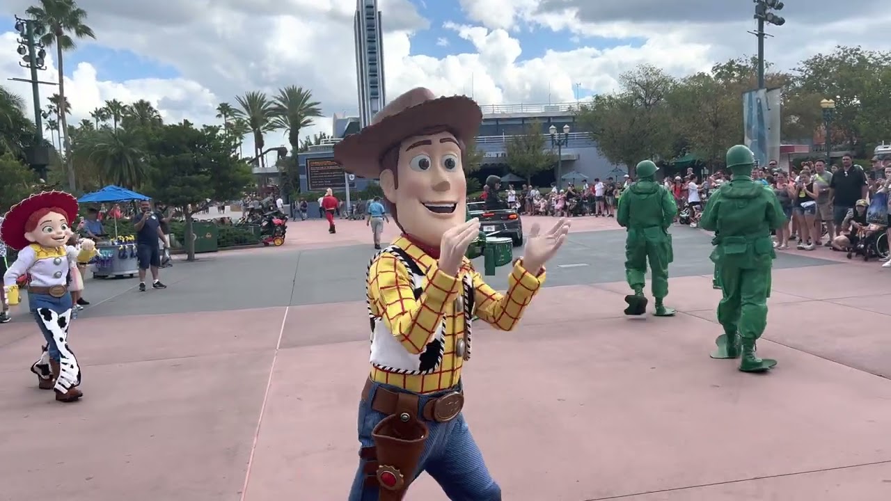 Парад Disney с персонажами Истории игрушек и другими персонажами