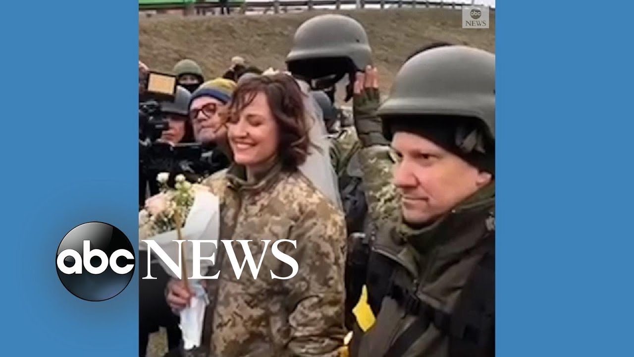 Ukrainian soldiers get married at Kyiv checkpoint