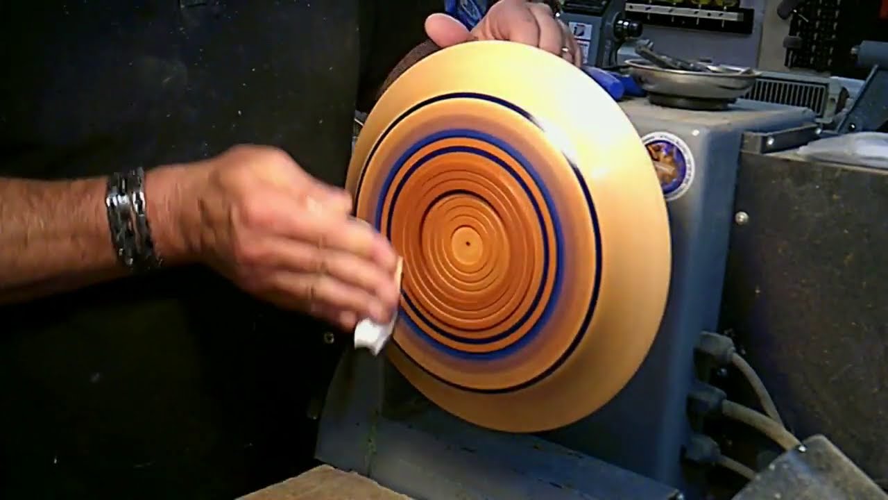 piatto in prugno con disegno celtico in resina epossidica
