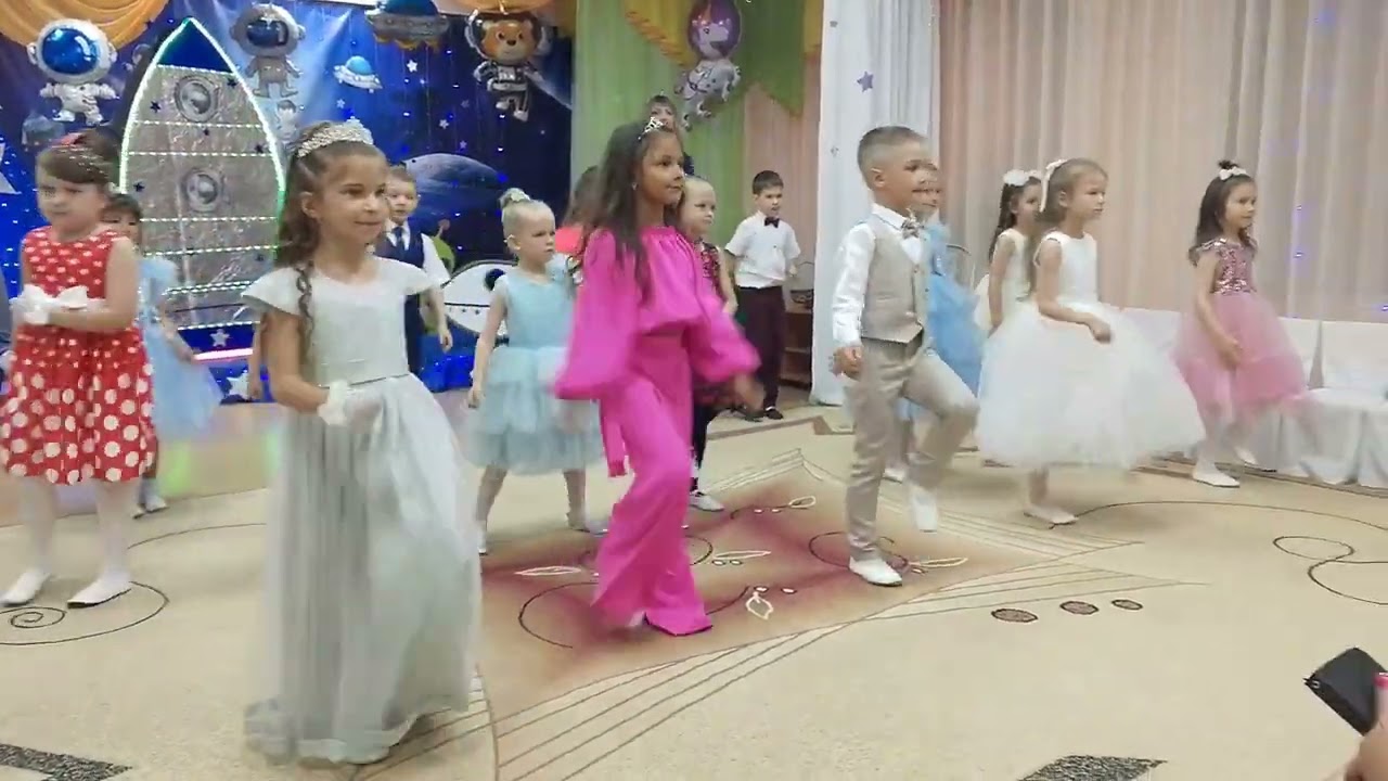 Танец Земля в иллюминаторе. Музыкальный руководитель Зыбарева Алла Анатольевна