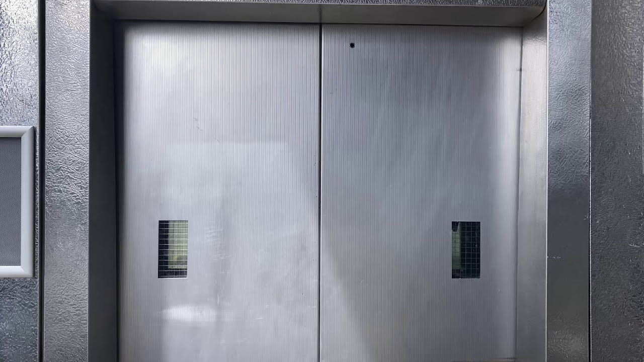 Very Nice AXIS Hydraulic Lift at the Train Station Street / Luton #lift #elevator