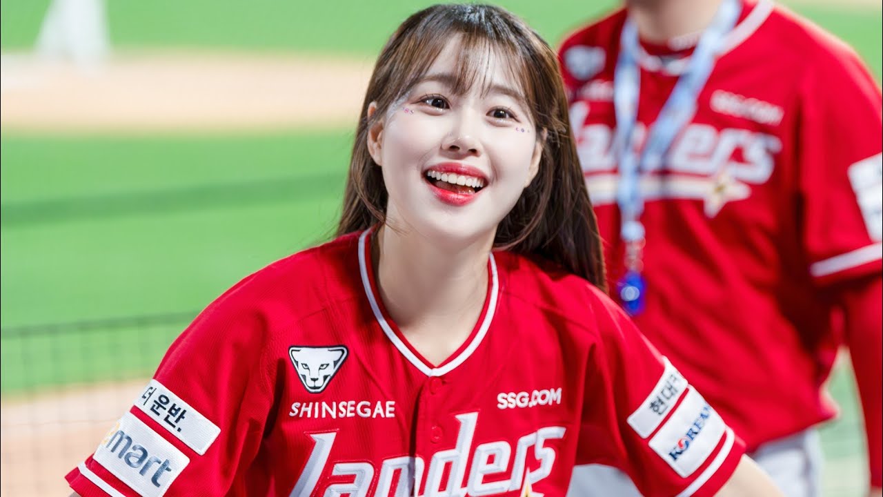 [4K] ssg 랜더스 김도아 (Kim Doa) 치어리더 단상공연 QWER고민중독 커버댄스 20241001