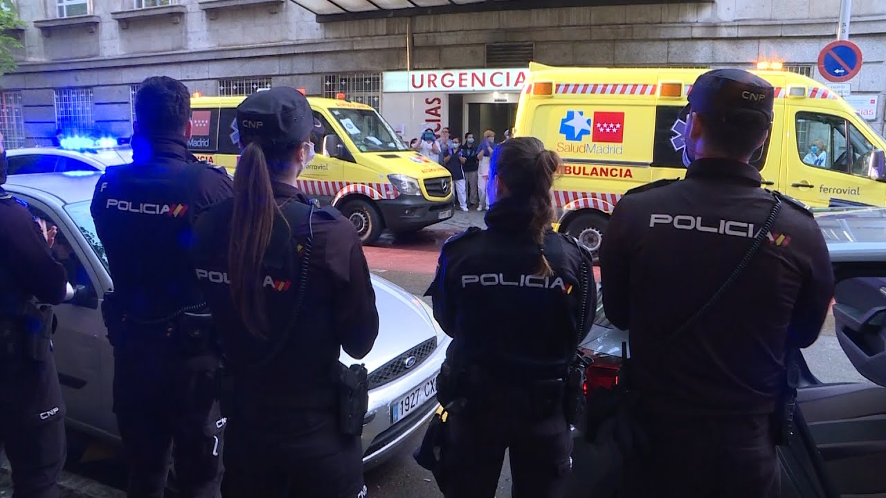 Aplausos de personal sanitario frente al Hospital de La Princesa