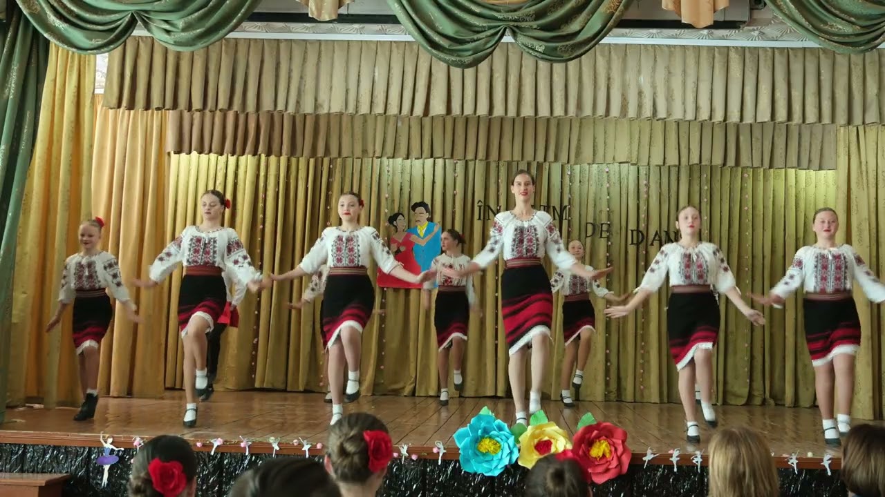 Festivalul de dans ÎN RITM DE DANS | Ansamblul ,,Charisma''- Suită de dansuri populare