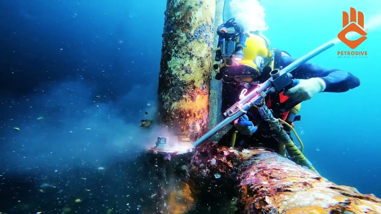 Underwater cleaning operations by PETRODIVE