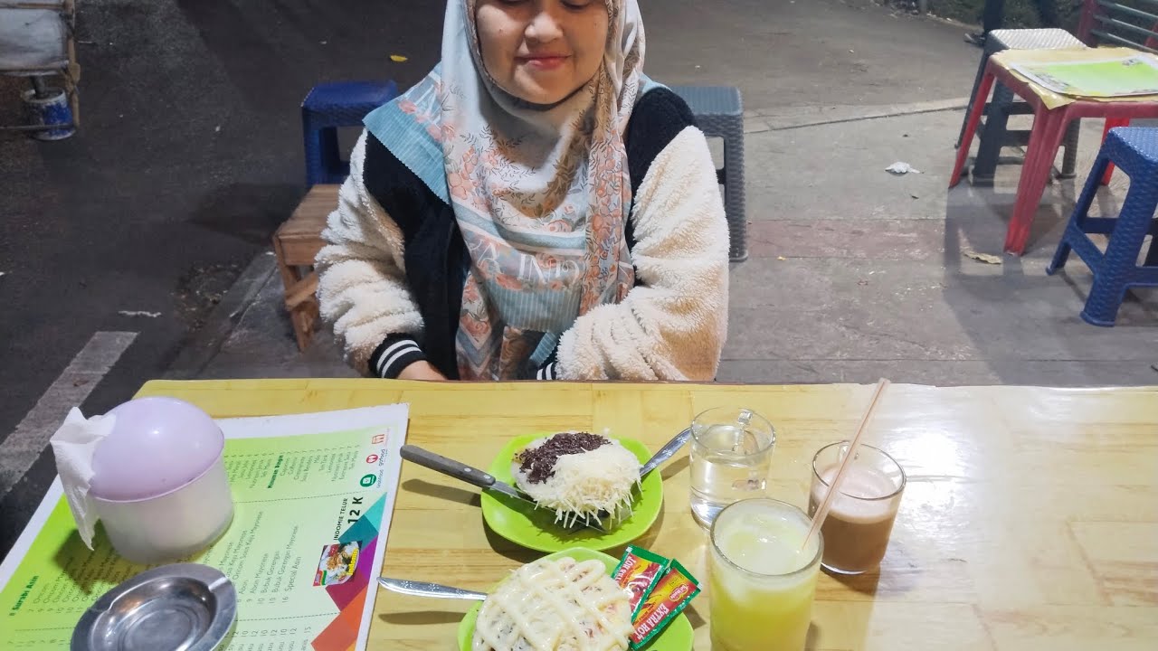 Wisata Kuliner Enak Legend Sejak Tahun 2013 Makanan Khas Bandung Surabi Braga Kota Bandung. Part 1