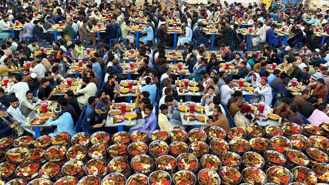 MASSIVE FREE FOOD IN RAMADAN - BIGGEST CHHIPA DASTARKHWAN SERVES 10,000 PEOPLE! ULTIMATE FOOD