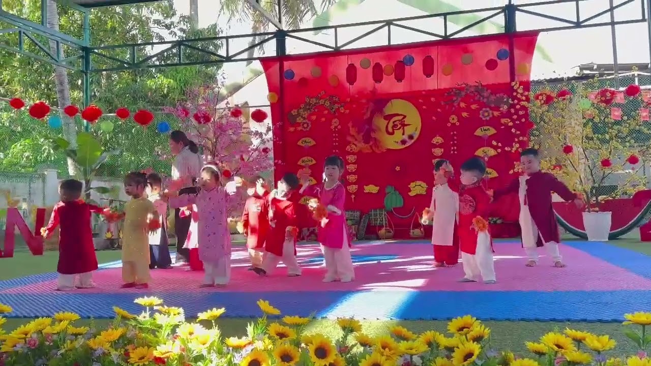Gia Bảo múa