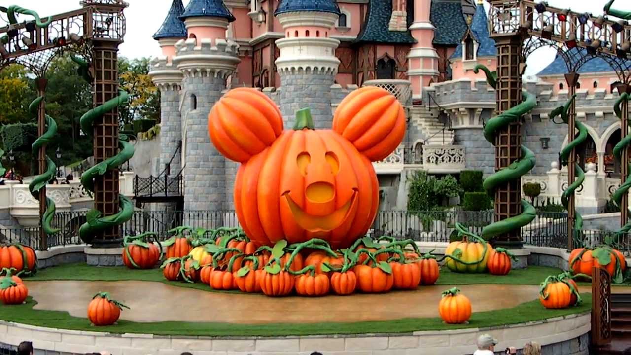 Mickey's Halloween Treat in the Street 4/10/2012