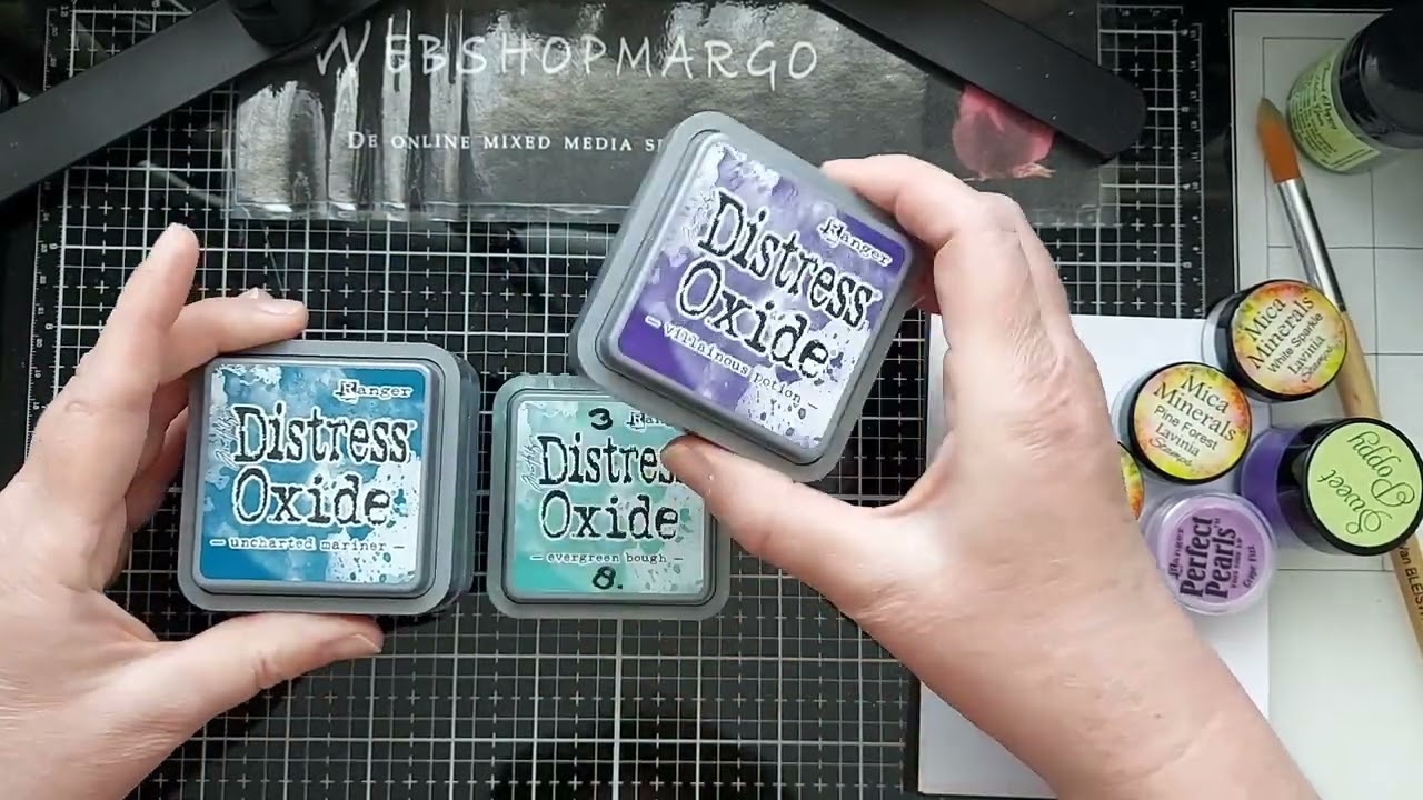 Mica Powders and Distress Oxides  door Marja's Design's.