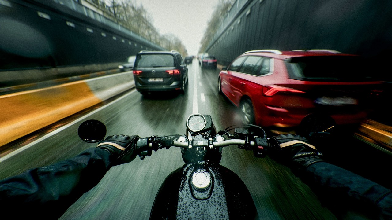 Heavy Rain in Brussels… and Cars Don’t See You | 𝐇𝐨𝐧𝐝𝐚 𝐆𝐁𝟑𝟓𝟎𝐒