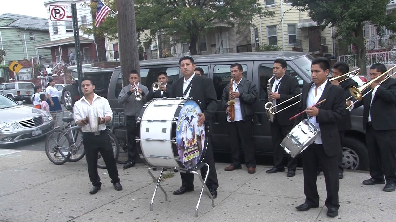 FIESTA EN HONOR A LA VIRGEN DEL CISNE  BANDA SANTA CECILIA DE QUEENS