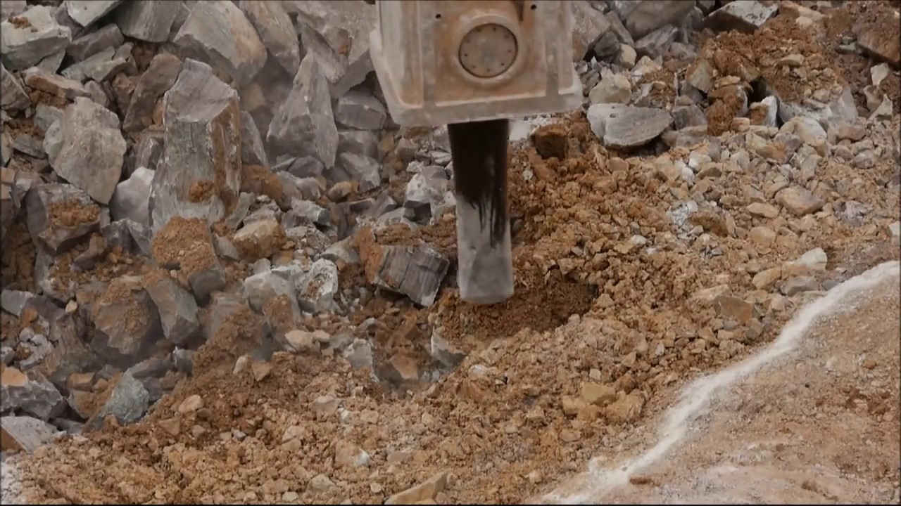 Indeco martello demolitore idraulico HP 18000 in cava in India