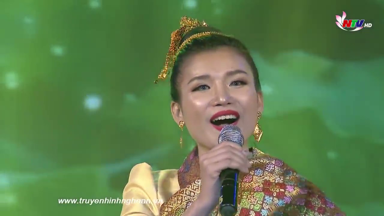 Cô gái Lào hát bài Từ Làng Sen cực 
