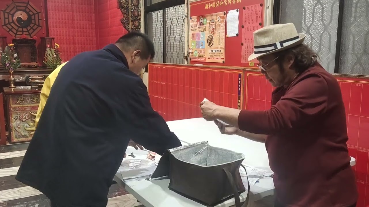 115年1月23日星期五小張菲公益電視台公益餐車，新和順保和宮餐車老闆老闆娘添油香，捐白米公開錄影。