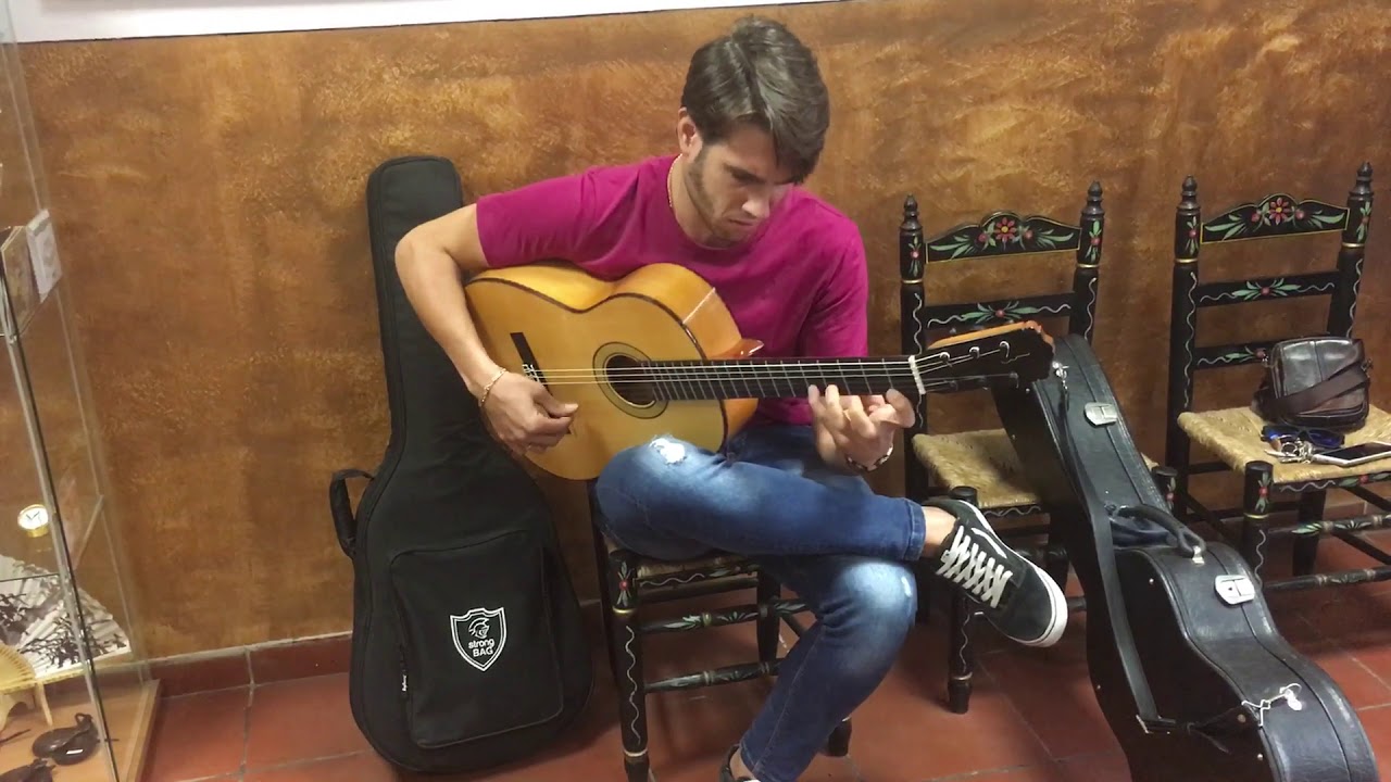 Paco gastor con guitarra Pantoja