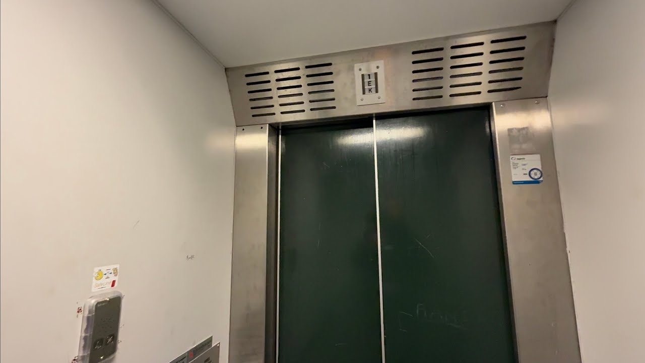 1978 DEVE Holeless Hydraulic Elevator @ Långgatan 15, Edsbyn, Sweden.