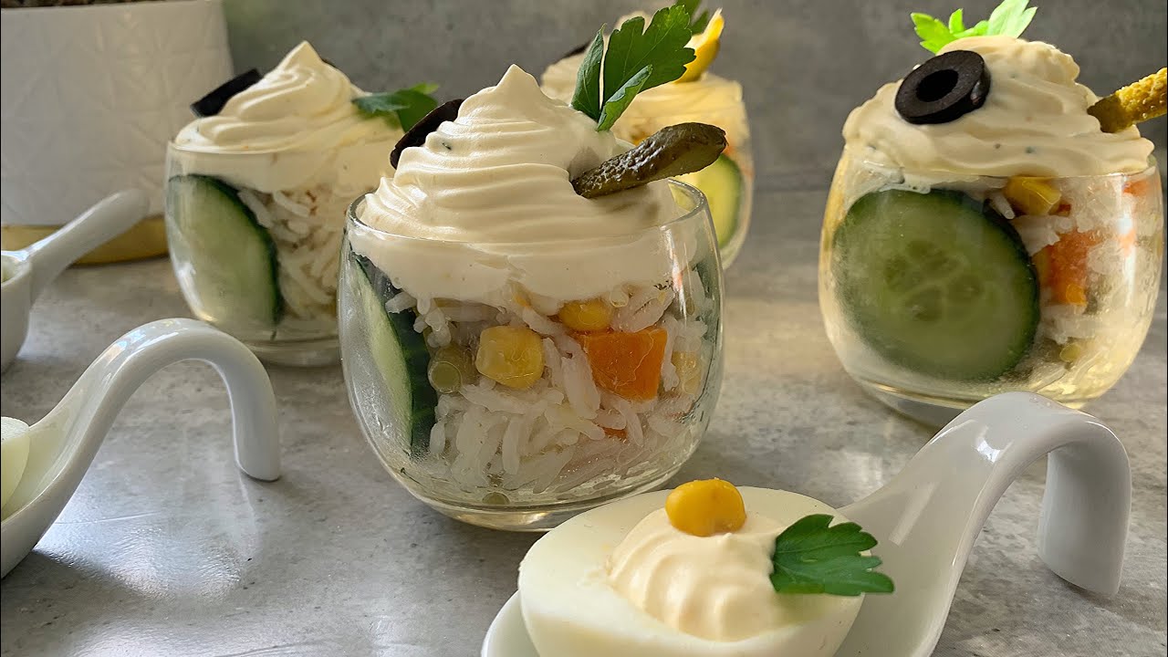 Salade de riz en verrine avec une mousse au fromage