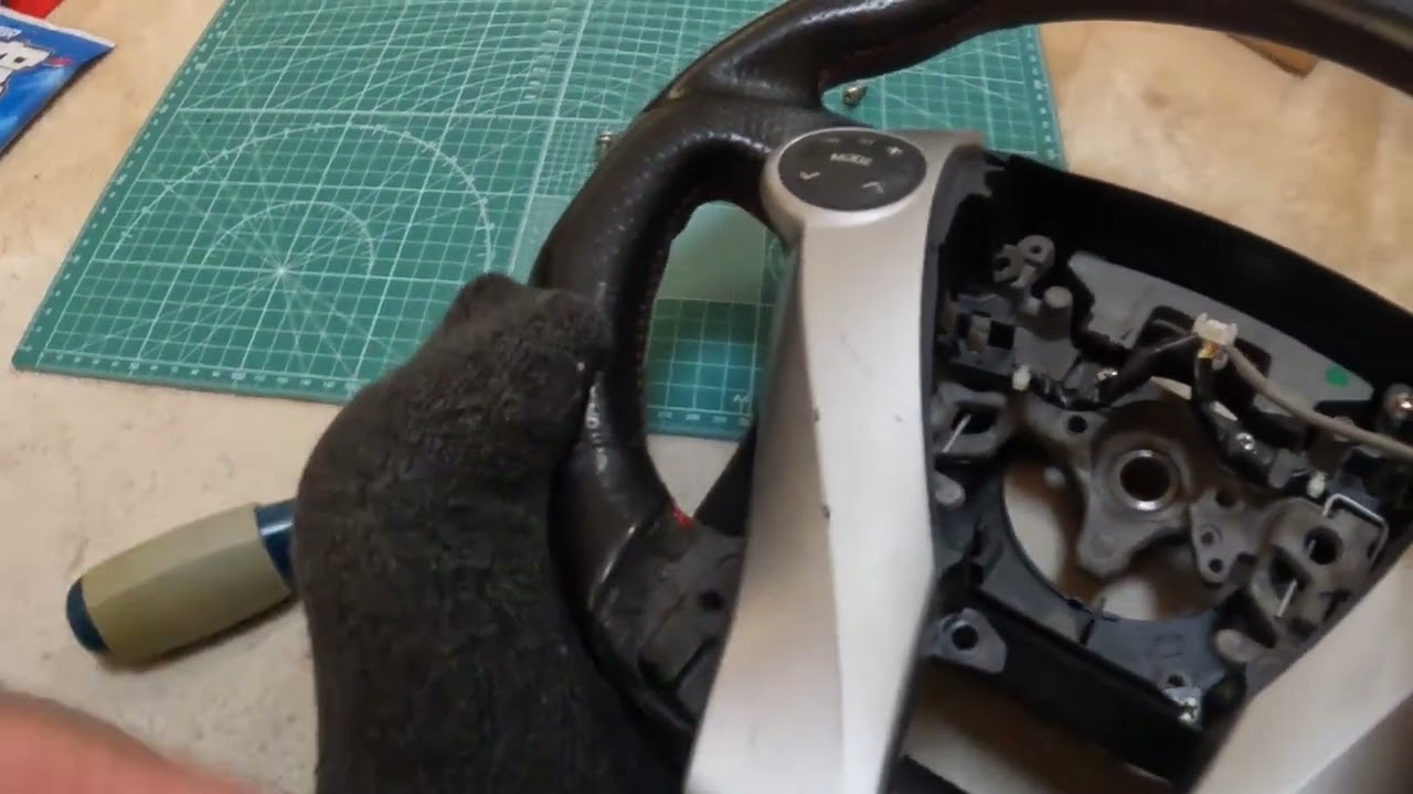アクアのステアリングのドレスアップをします