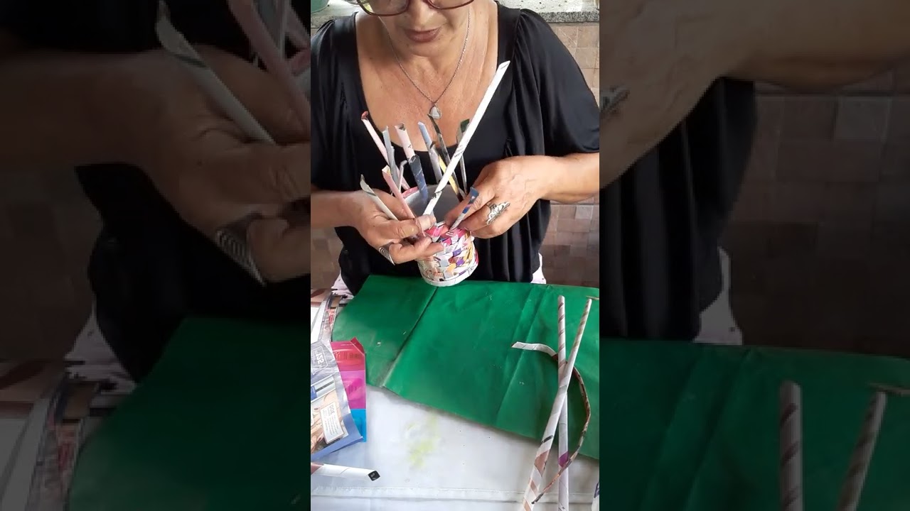 vasos revestidos  com canudos de papel .