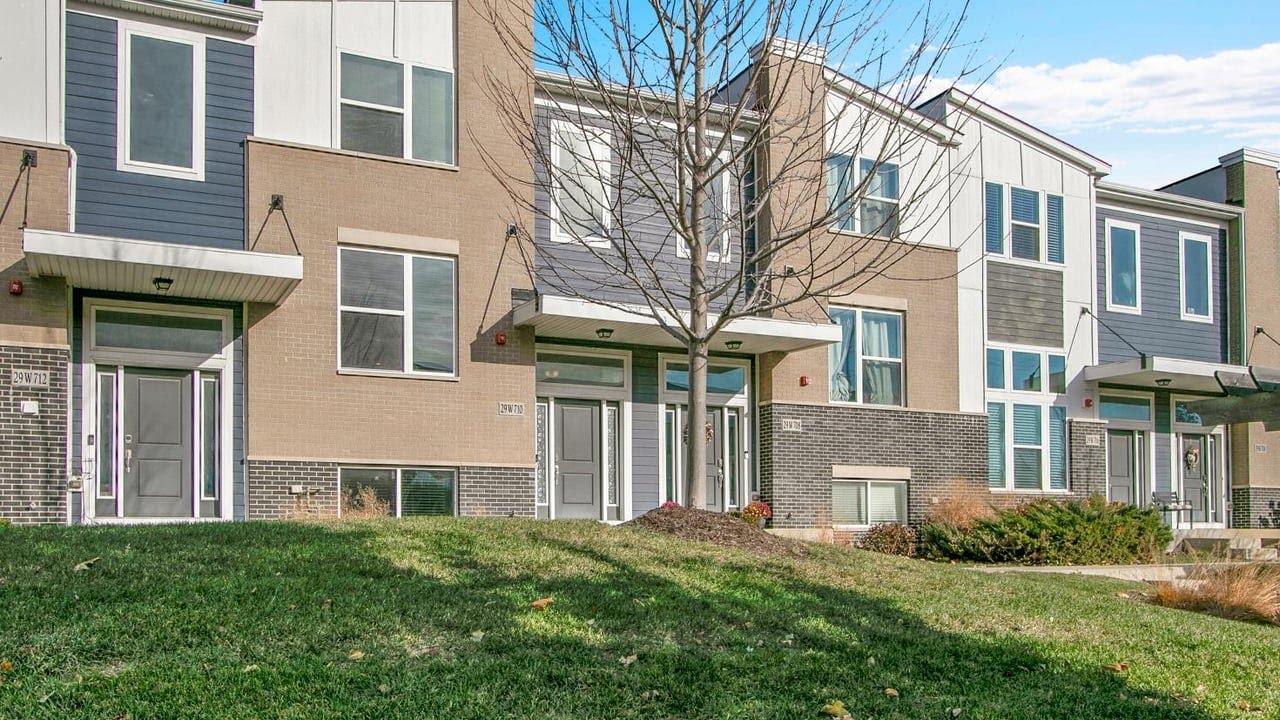 29W710 Everton Dr, Warrenville, IL