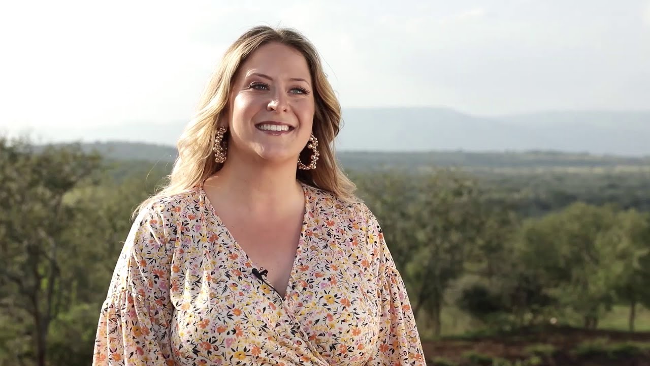 Programledaren Malin Stenb&auml;ck avsl&ouml;jar nyheter i Bachelor Sverige (TV4 Play)