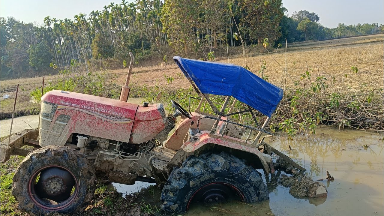 बहुत बुरी तरह फस जाता है ट्रैक्टर