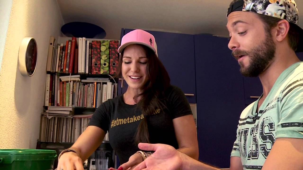 Anja Zeidler zeigt ihr Zimmer und backt Kuchen mit Mike