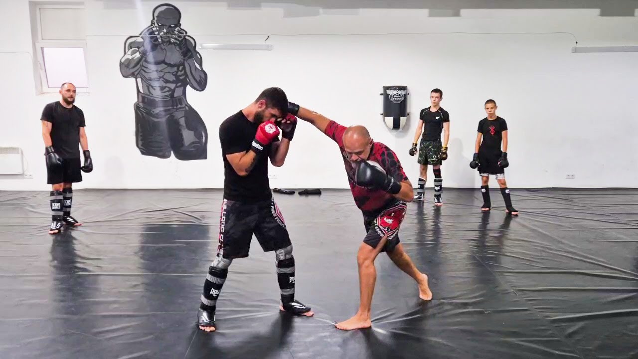 Оверхенд + проход в ноги — комбинация, которую никто не ждёт | MMA