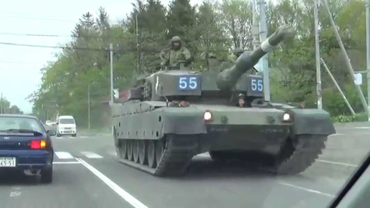 対向車が Ｖ10ターボ 8億円の 90式戦車 千歳空港付近（公道・一般道）　