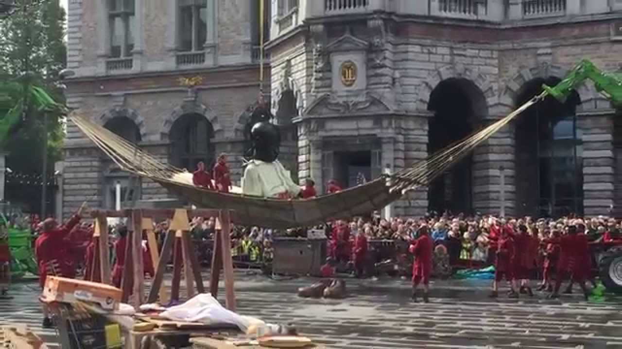 Kleine Zwarte Reus ontwaakt op het Astridplein