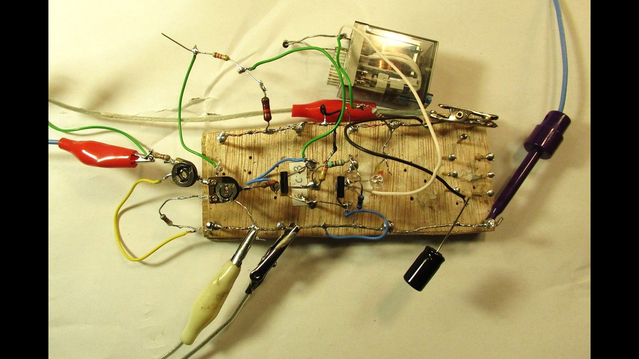 12 Volt relay activated when (+) voltage at the input drops below a certain value schematic & demo