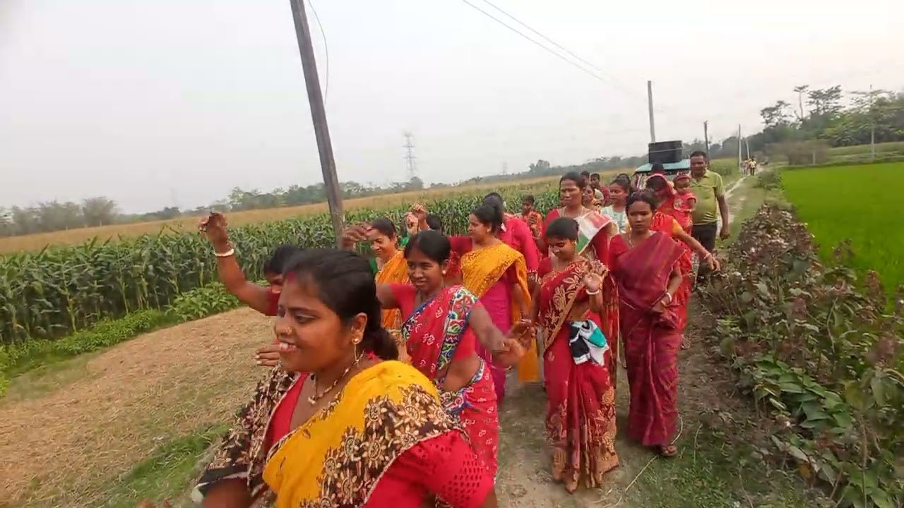গ্রামের একটি অনুষ্ঠান বাড়ির জল ভরা