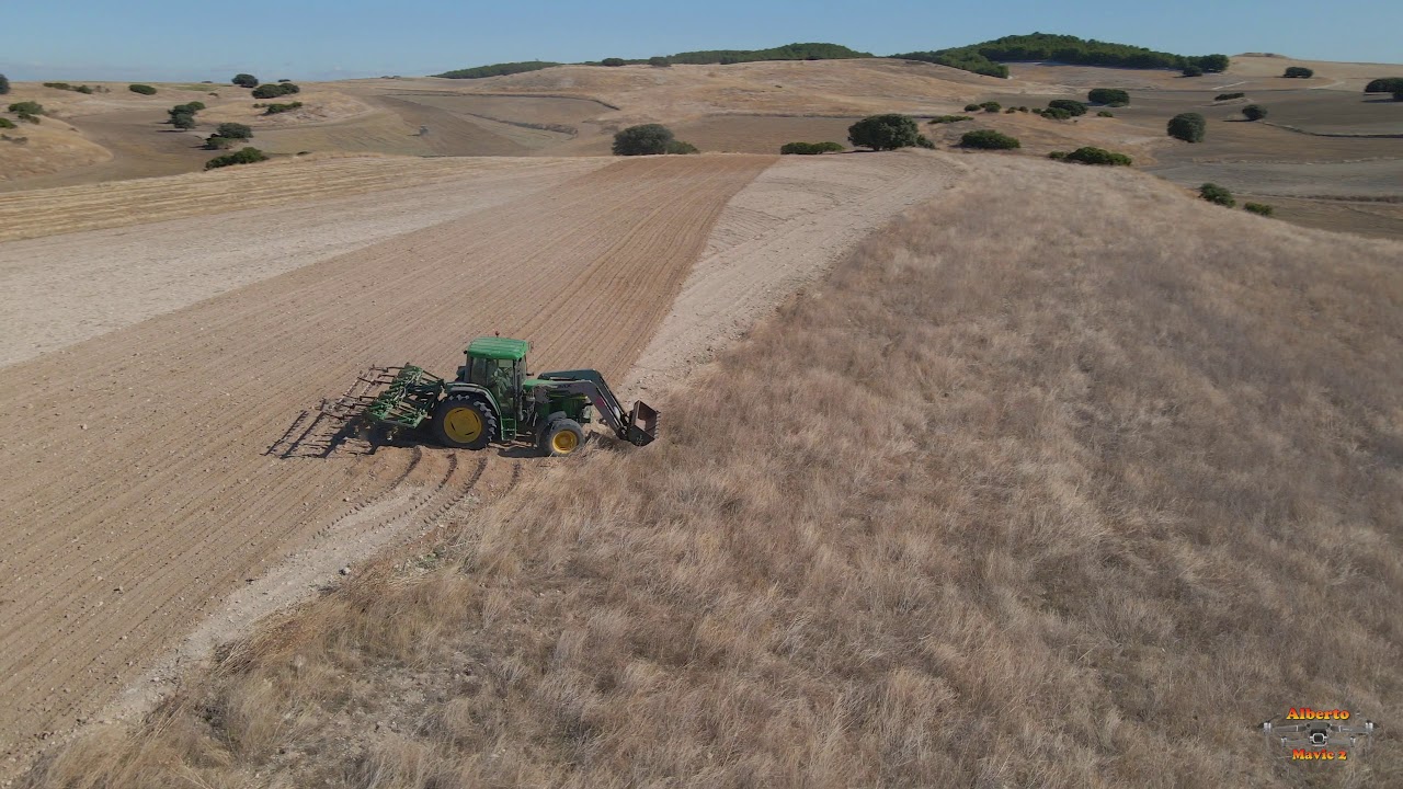 Tractor Arando la Tierra