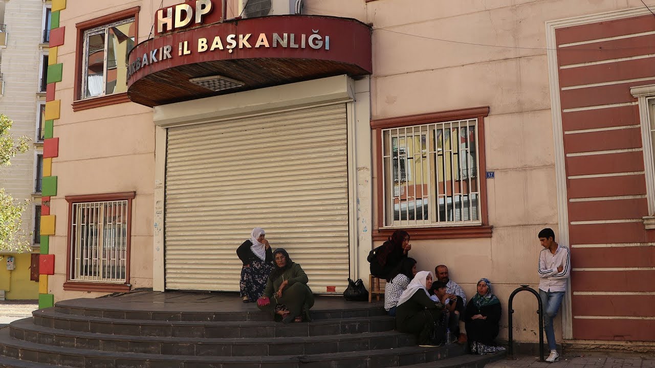 Diyarbakır'da HDP önünde bir aile daha oturma eylemi başlattı (2)