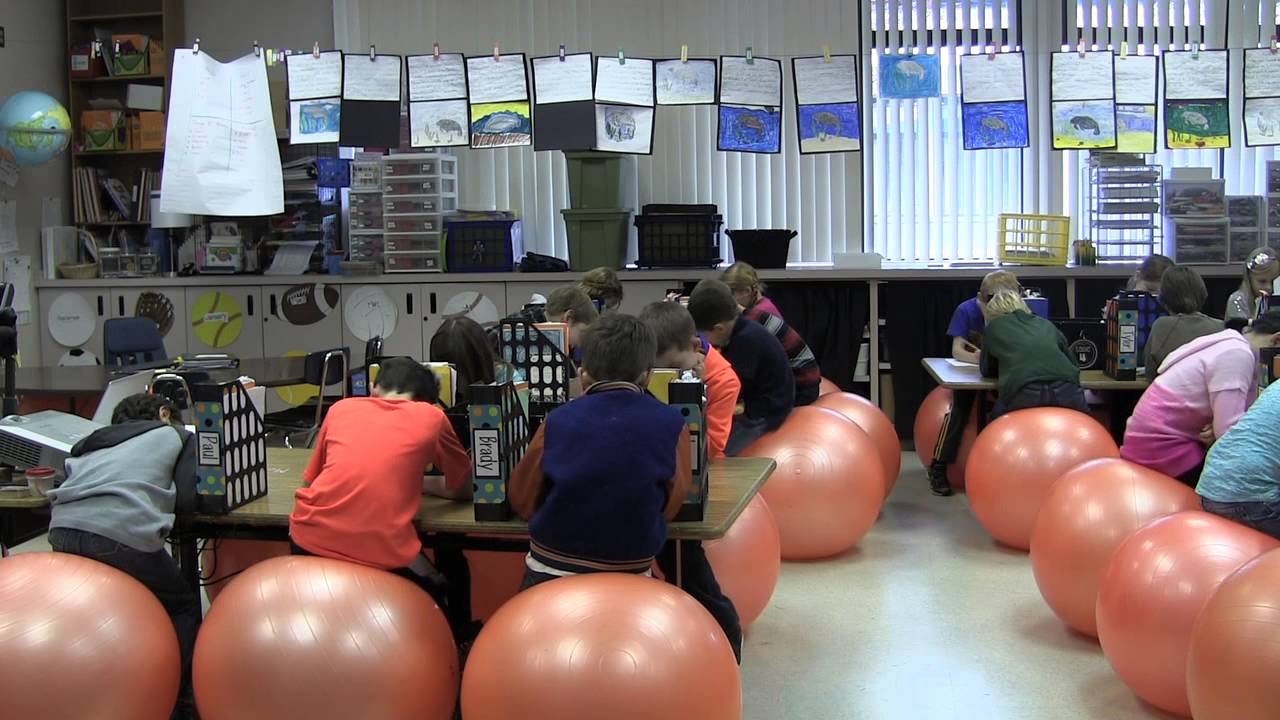 Второклассники из города Бенд используют прыгающие мячики в качестве сидений.