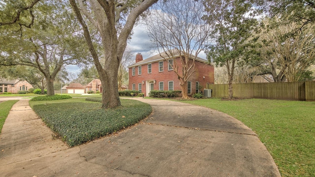 103 Strawberry Dr, Lake Jackson, TX