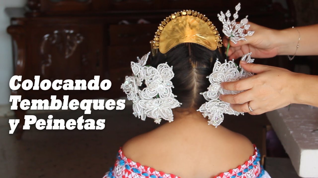 Colocando los Tembleques y Peinetas a una niña con Pollera de Gala