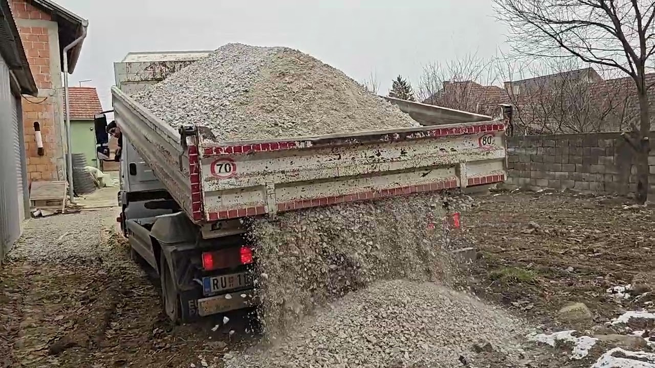 Mercedes Atego unloading