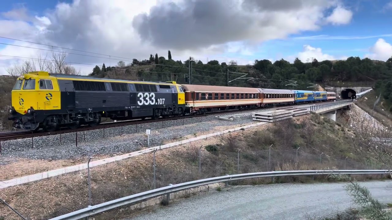 LOCOMOTORA 333.107 + TREN DE LOS 80 DE AAFM “TREN RIBERA DEL DUERO” DESTINO CARBAJALES DE ALBA