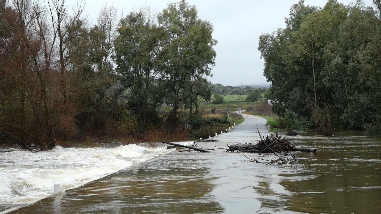 El embalse de Valuengo mantiene abierta su compuerta y el badén de La Bazana continúa anegado