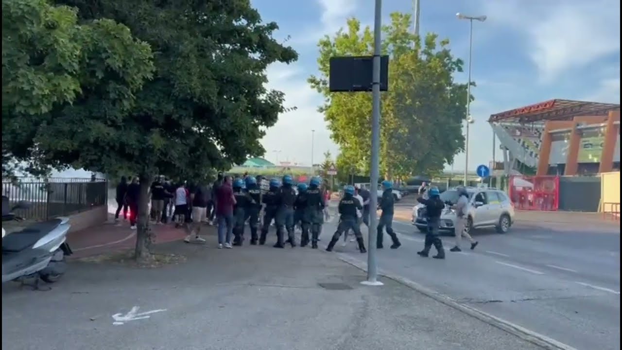 incidenti pre-partita Cesena-Padova Coppa Italia-tifosi ultras hools sotto tribuna stadio-5 ag. 2024
