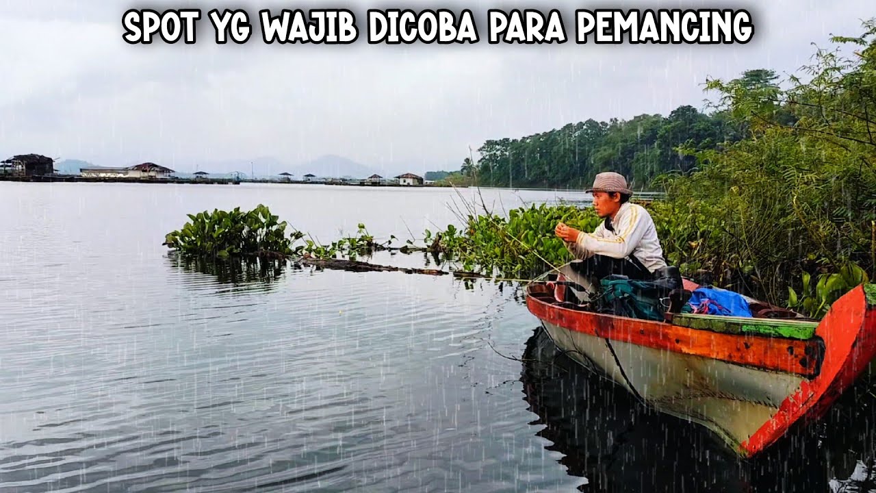 LIHAT SAMBARANNYA‼️SENSASI BARU MANCING DI PERAHU TONGKANG SAMBIL DIGUYUR HUJAN