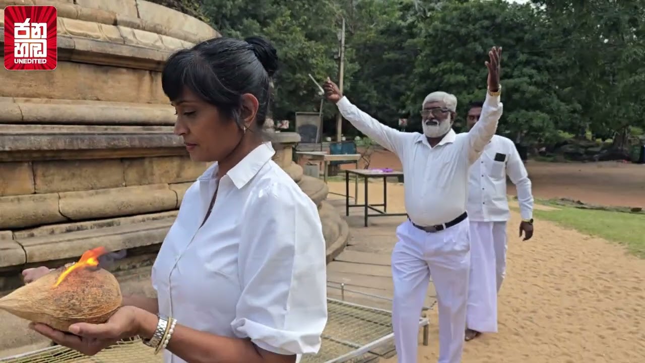 සිවිල් සංවිධාන අනුරාධපුරේ දී ලාල් කාන්තට පොල් ගහයි